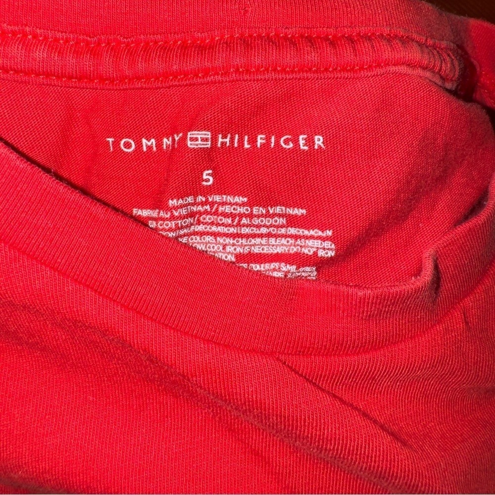 Tommy Hilfiger Red T Shirt Boys Kids Size 5 Script Logo Short Sleeve Cotton Tee - Picture 3 of 3
